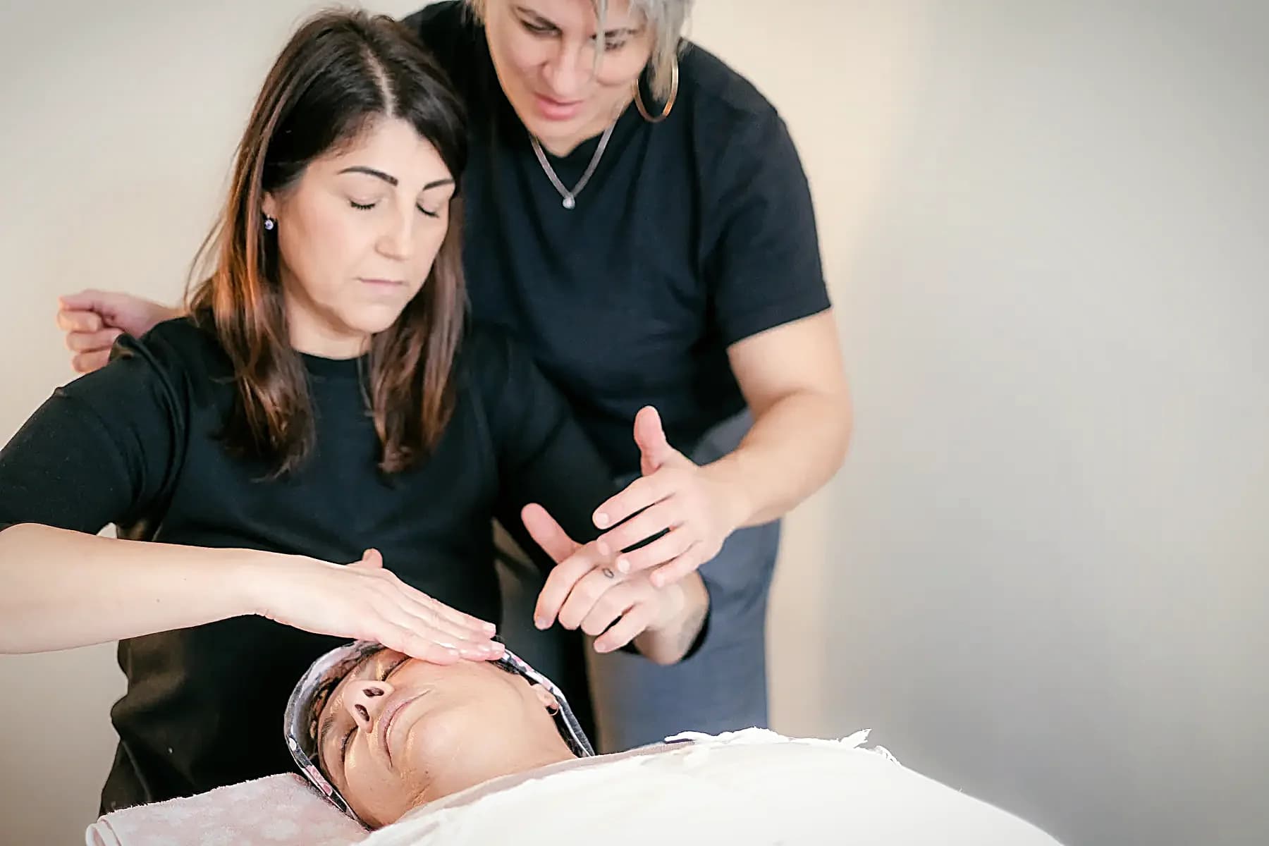 Nadia Zubi insegna il Japanese Facelift a una corsista